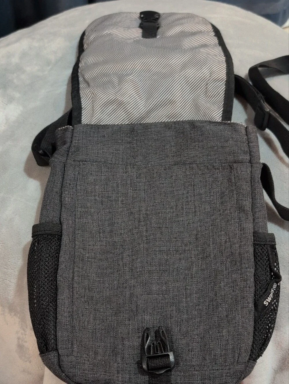 SwissGear Compact Crossbody Messenger Bag in Dark Gray and Black